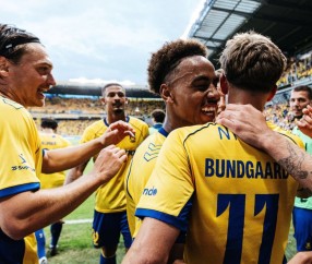 布隆德比首回合0-3，次回合被罚下一人后连入四球完成奇迹逆转