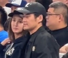 云开体育官网-看看是谁来了 袁弘张歆艺观战京晋半决赛G3